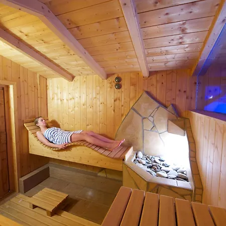 ゲストハウス Simone's Platzerl - Inklusive Taeglichem Freien Eintritt Tauern - Nur 5 Gehminuten, Sommerkarte, Privatem Garten Mit Schwimmteich, Grill Und Saunabereich 3*