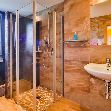 Simone's Platzerl - Inklusive Taeglichem Freien Eintritt Tauern - Nur 5 Gehminuten, Sommerkarte, Privatem Garten Mit Schwimmteich, Grill Und Saunabereich