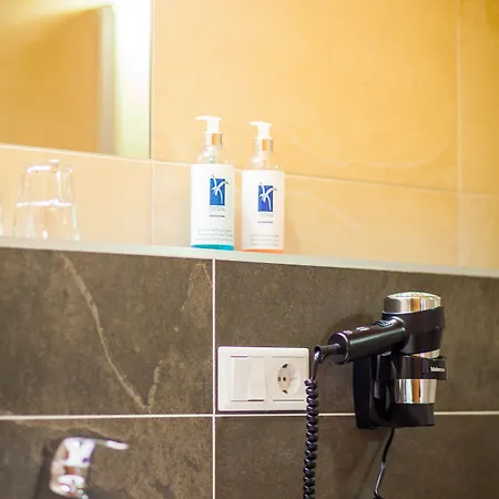 Guest house Simone'S Platzerl - Inklusive Taeglichem Freien Eintritt Tauern Spa - Nur 5 Gehminuten, Sommerkarte, Privatem Garten Mit Schwimmteich, Grill Und Saunabereich 3*