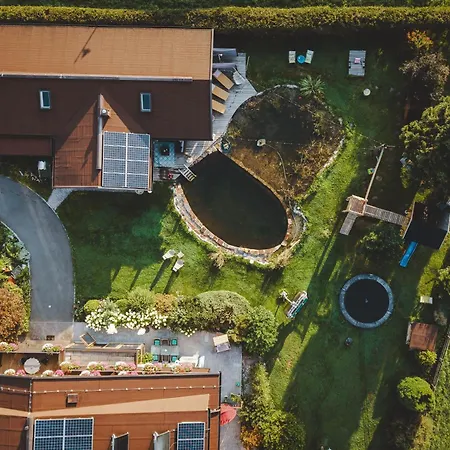 ゲストハウス Simone's Platzerl - Inklusive Taeglichem Freien Eintritt Tauern - Nur 5 Gehminuten, Sommerkarte, Privatem Garten Mit Schwimmteich, Grill Und Saunabereich カプルーン