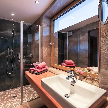 Vendégház Simone's Platzerl - Inklusive Taeglichem Freien Eintritt Tauern - Nur 5 Gehminuten, Sommerkarte, Privatem Garten Mit Schwimmteich, Grill Und Saunabereich Kaprun