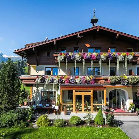 Pensión Simone's Platzerl - Inklusive Taeglichem Freien Eintritt Tauern - Nur 5 Gehminuten, Sommerkarte, Privatem Garten Mit Schwimmteich, Grill Und Saunabereich Kaprun