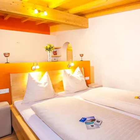 ゲストハウス Simone's Platzerl - Inklusive Taeglichem Freien Eintritt Tauern - Nur 5 Gehminuten, Sommerkarte, Privatem Garten Mit Schwimmteich, Grill Und Saunabereich